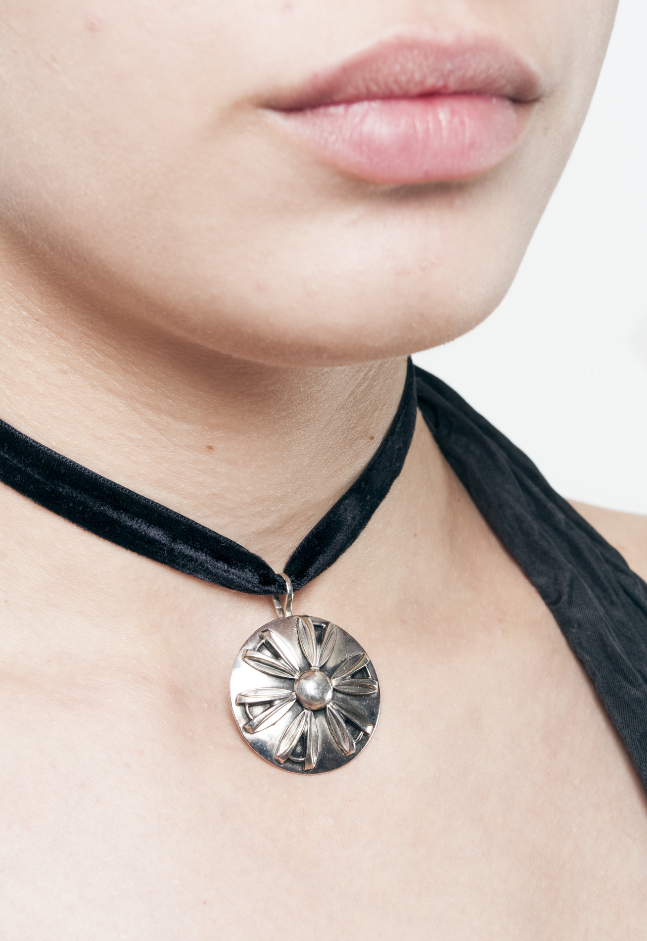 Silver flower choker Clearance
