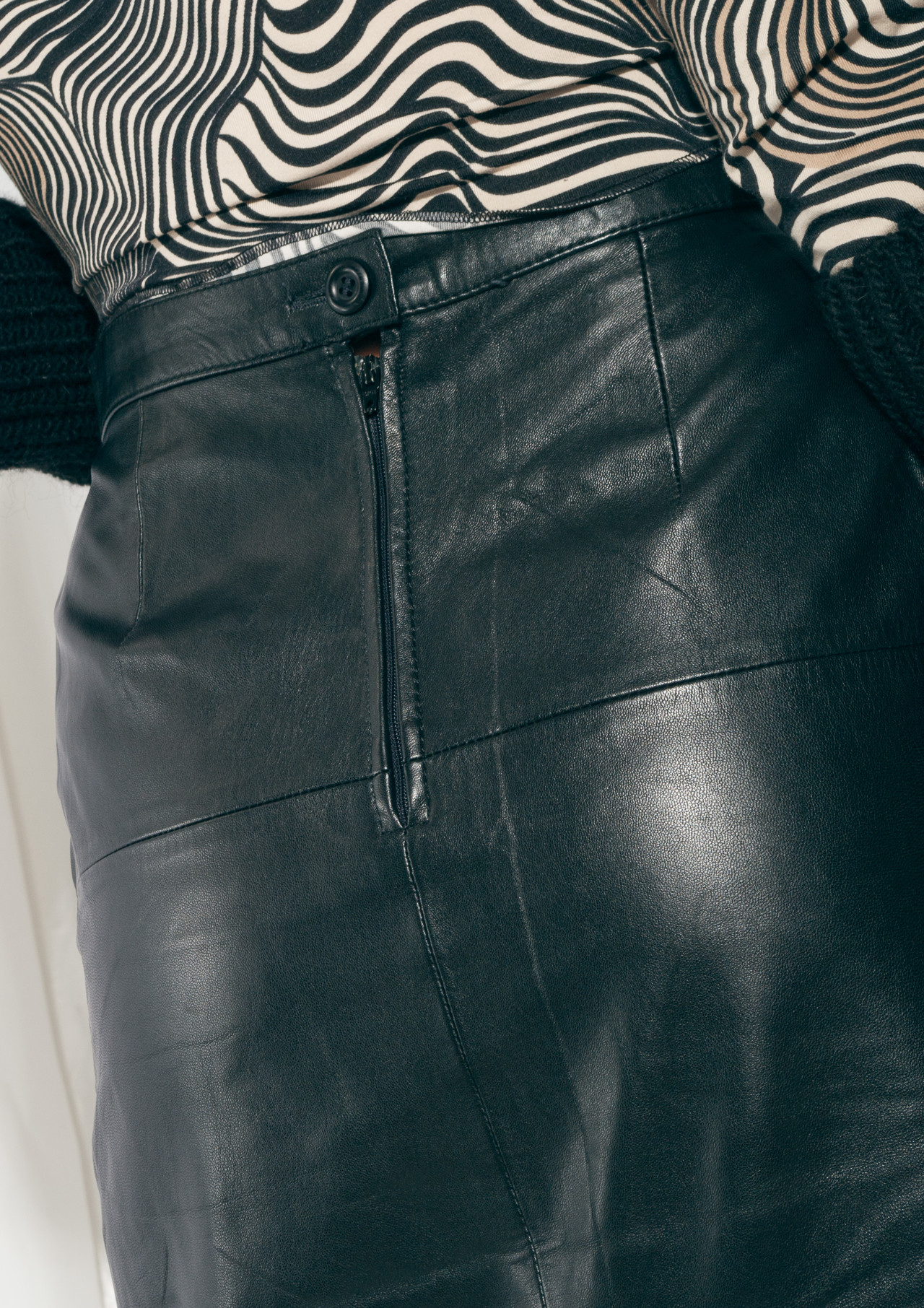 80s black top leather skirt