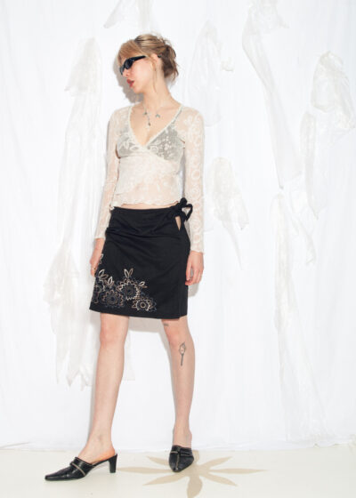 Vintage Y2K Mini Skirt in Black with Embroidered Flowers