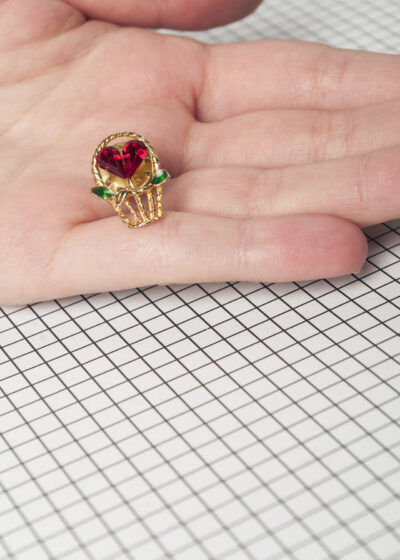 Vintage pin 90s golden heart flower brooch